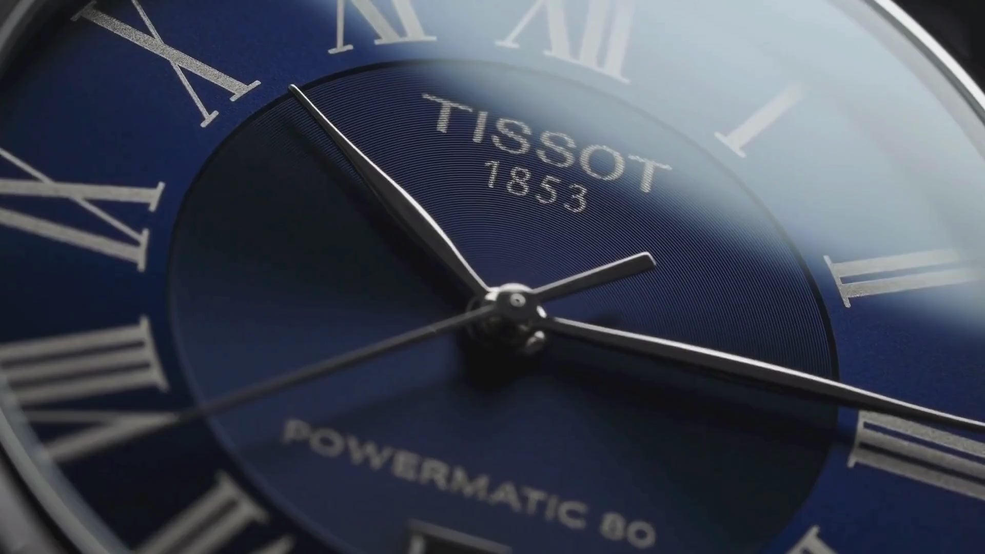 Esfera del reloj Tissot Carson Premium Powermatic 80 automático para hombre, detalle del diseño de reloj suizo de lujo con movimiento automático.